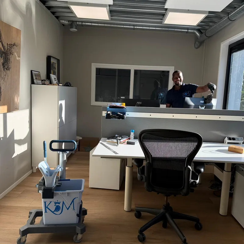 A KM cleaning trolley in an office during cleaning work.